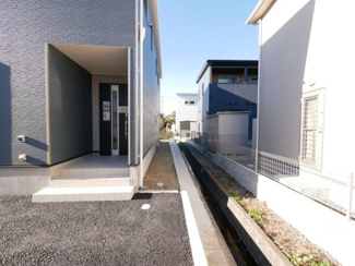 【周辺】 | 甲斐市西八幡 オール電化新築戸建 全2棟 1号棟 車並列3台 | 敷地北東側境界