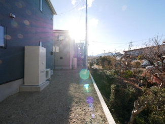 【周辺】 | 甲斐市西八幡 オール電化新築戸建 全2棟 1号棟 車並列3台 | 敷地北西側境界