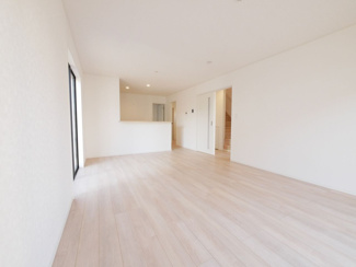 【居間・リビング】 | 甲斐市西八幡 オール電化新築戸建 全2棟 1号棟 車並列3台 | 家族が自然と集まり、ゆったりくつろげる広々17帖のLDK