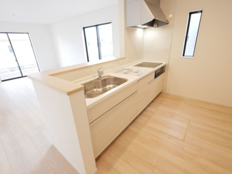 【キッチン】 | 甲斐市西八幡 オール電化新築戸建 全2棟 1号棟 車並列3台 | 対面キッチンは料理をしながらご家族の様子が見えて安心。会話も自然と弾みます。