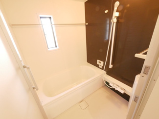 【浴室】 | 甲斐市西八幡 オール電化新築戸建 全2棟 1号棟 車並列3台 | 1坪サイズの広い浴室。足を伸ばしてゆったり入れる浴槽、贅沢な時間が過ごせます