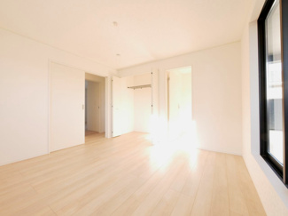 【洋室】 | 甲斐市西八幡 オール電化新築戸建 全2棟 1号棟 車並列3台 | 2階8帖主寝室　テレワークルーム付きのお部屋です。