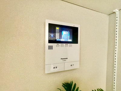 【防犯設備】 | サニークレスト住吉 | ＴＶモニター付きインターホンですので、突然の来客時にも外の様子が確認できて安心です！