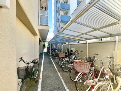 【駐輪場】 | サニークレスト住吉 | 駐輪場に屋根があるので、雨の日に自転車が濡れにくく嬉しいですね！