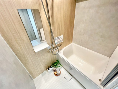 【浴室】 | サニークレスト住吉 | 【ユニットバス新調】ゆったりとくつろげる綺麗な浴室ですよ！時間短縮でシャワーだけの方も多いですが、一日の疲れを癒すため湯船に浸かれば心身ともにリラックスできますね♪浴室乾燥機付いてますよ！