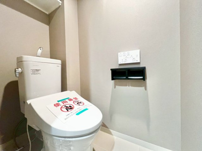 【トイレ】 | サニークレスト住吉 | 【トイレ新調】温水便座洗浄便座ですので、寒い日も温かい便座で安心して使用していただけますよ！