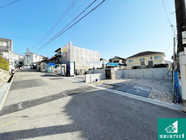 神戸市垂水区本多聞　新築一戸建ての前面道路含む現地写真|周辺は落ち着いた街並みの住宅地！子育てがしやすい住環境です！まだ未完成ですが、現地でしかわからない事もございます。是非一度ご覧ください。