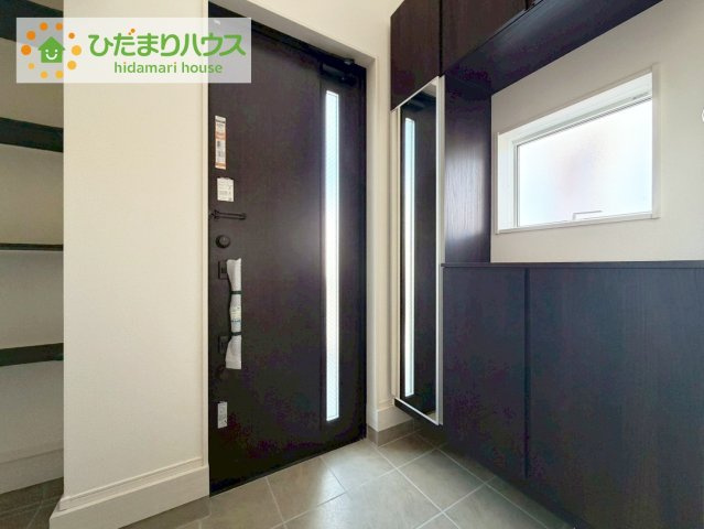 郡山市芳賀三丁目　新築戸建　1号棟の玄関|鍵や小物類を置けるスペースが確保できるため、散らかりがちな玄関をすっきりと保てます。