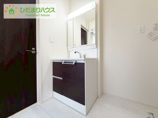 郡山市芳賀三丁目　新築戸建　1号棟の独立洗面台|大きな三面鏡の独立洗面。鏡の後ろは収納となっているのでスッキリと整理できます！