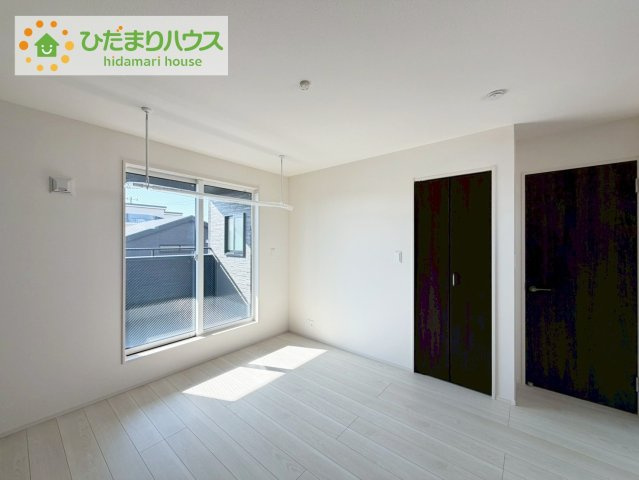 郡山市芳賀三丁目　新築戸建　1号棟の寝室|主寝室は広々していて安らげる空間に。大きな窓から光が差し込み、朝の目覚めも良さそう♪