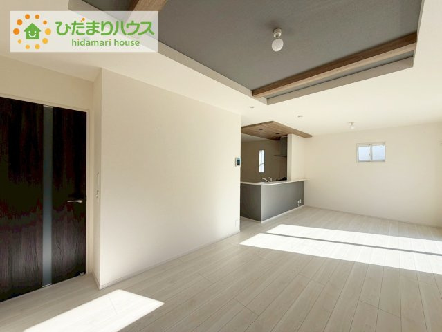 郡山市芳賀三丁目　新築戸建　1号棟の居間・リビング|奥行き感あるLDK。一体の空間ながらほどよい距離を保ち、家族がおもいおもいに好きな場所で寛げます。