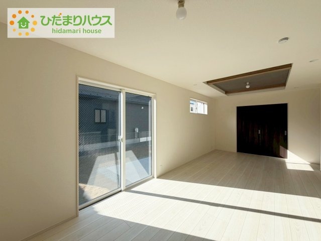 郡山市芳賀三丁目　新築戸建　1号棟の居間・リビング|奥行き感あるLDK。一体の空間ながらほどよい距離を保ち、家族がおもいおもいに好きな場所で寛げます。