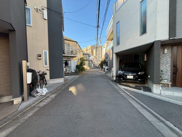 北区中里3丁目　中古戸建の前面道路含む現地写真|2026.01.12撮影

現地ご見学希望・資料請求などお気軽にお問い合わせ下さい！
03-5990-5201