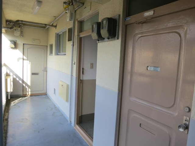 第1湊川マンションの玄関|廊下側から