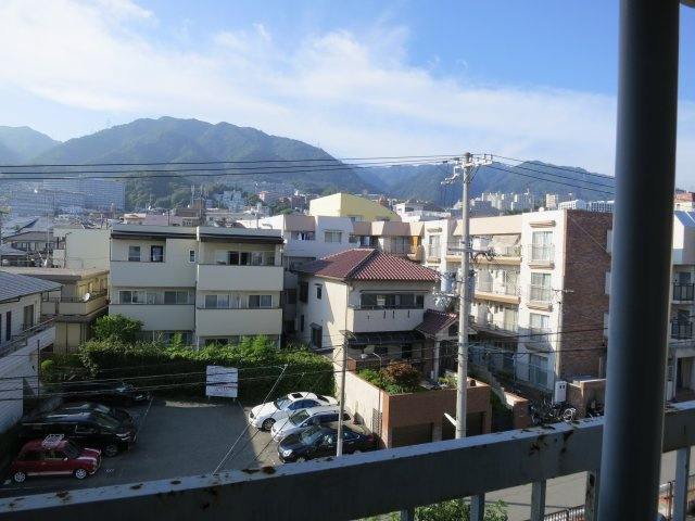 第1湊川マンションの展望|4階通路から六甲山