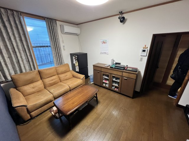 松江町戸建ての洋室