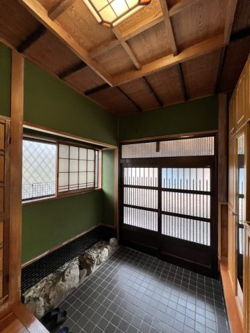 松江町戸建ての玄関