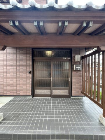 松江町戸建ての玄関