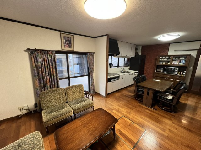 松江町戸建ての居間・リビング