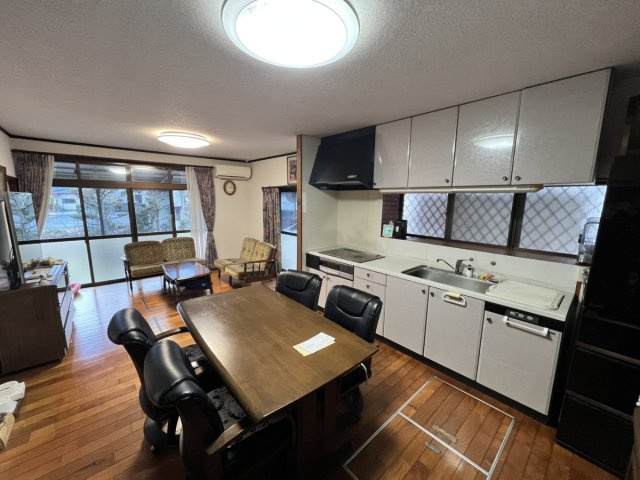 松江町戸建ての居間・リビング