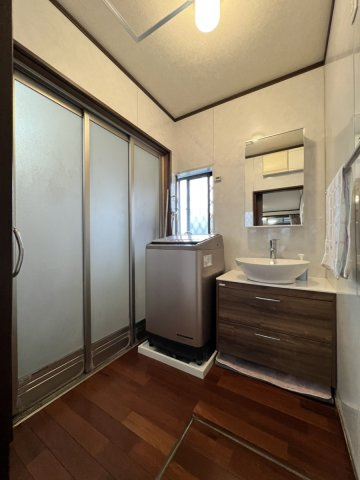 松江町戸建ての脱衣所