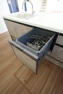 【キッチン】 | 【仲介手数料無料！！】府中市分梅町5丁目　新築戸建て（全2棟）1号棟　7299万円 | 食器洗い乾燥機