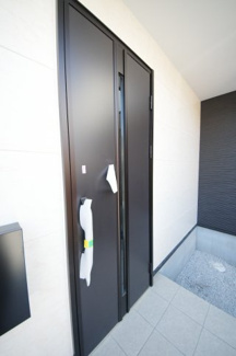 【玄関】 | 【仲介手数料無料！！】府中市分梅町5丁目　新築戸建て（全2棟）1号棟　7299万円