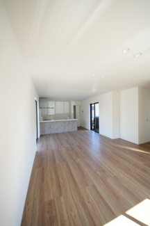 【居間・リビング】 | 【仲介手数料無料！！】府中市分梅町5丁目　新築戸建て（全2棟）1号棟　7299万円