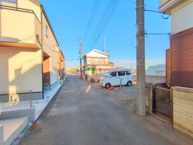 狭山市南入曽 新築戸建　リーブルガーデンの前面道路含む現地写真