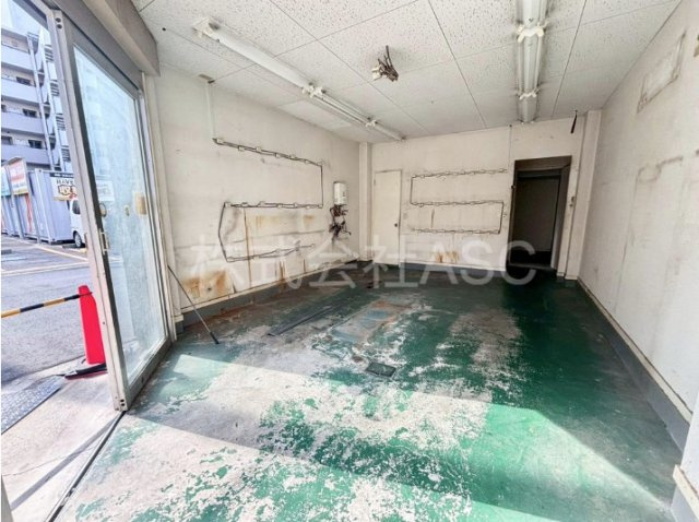 長居商店街角店舗の駐車場
