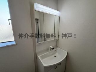 【独立洗面台】 | 神戸市垂水区本多聞6丁目　新築戸建B号棟　仲介手数料無料！ | 独立洗面台、小物を置くことができて便利です
