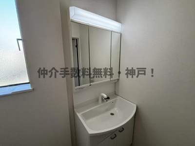 【独立洗面台】 | 神戸市垂水区本多聞6丁目　新築戸建B号棟　仲介手数料無料！ | 独立洗面台、小物を置くことができて便利です