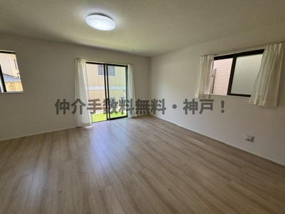 【居間・リビング】 | 神戸市垂水区本多聞6丁目　新築戸建B号棟　仲介手数料無料！ | ゆったり過ごせる居間です