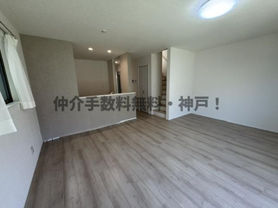 【居間・リビング】 | 神戸市垂水区本多聞6丁目　新築戸建B号棟　仲介手数料無料！ | ゆったり過ごせるリビングです