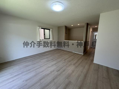 【居間・リビング】 | 神戸市垂水区本多聞6丁目　新築戸建B号棟　仲介手数料無料！ | ゆったり過ごせる居間です
