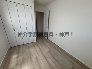 【洋室】 | 神戸市垂水区本多聞6丁目　新築戸建B号棟　仲介手数料無料！ | 落ち着いた色調の洋室です