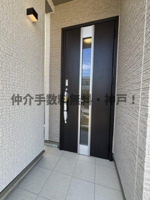 【玄関】 | 神戸市垂水区本多聞6丁目　新築戸建B号棟　仲介手数料無料！ | きれいな玄関です