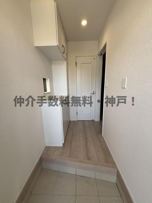 【玄関】 | 神戸市垂水区本多聞6丁目　新築戸建B号棟　仲介手数料無料！ | シンプルで使いやすい玄関です