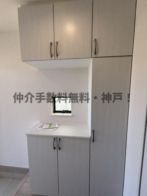 【玄関】 | 神戸市垂水区本多聞6丁目　新築戸建B号棟　仲介手数料無料！ | 収納もある玄関です
