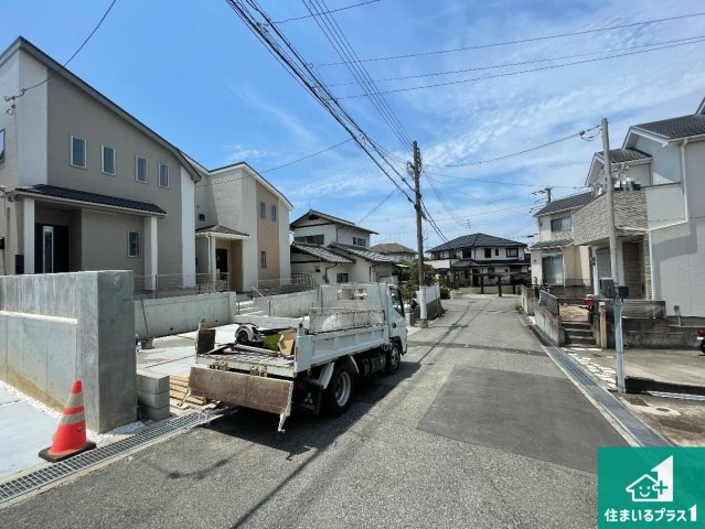 神戸市垂水区本多聞　新築一戸建ての前面道路含む現地写真|周辺は閑静な住宅街！前面道路広々で車の出し入れも便利です。駐車が苦手な方でも安心して車庫入れできます！