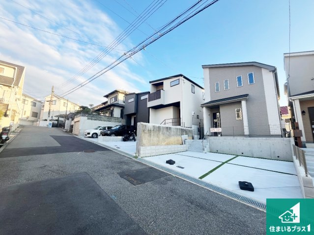 神戸市垂水区本多聞　新築一戸建ての前面道路含む現地写真|周辺は閑静な住宅街！前面道路広々で車の出し入れも便利です。駐車が苦手な方でも安心して車庫入れできます！