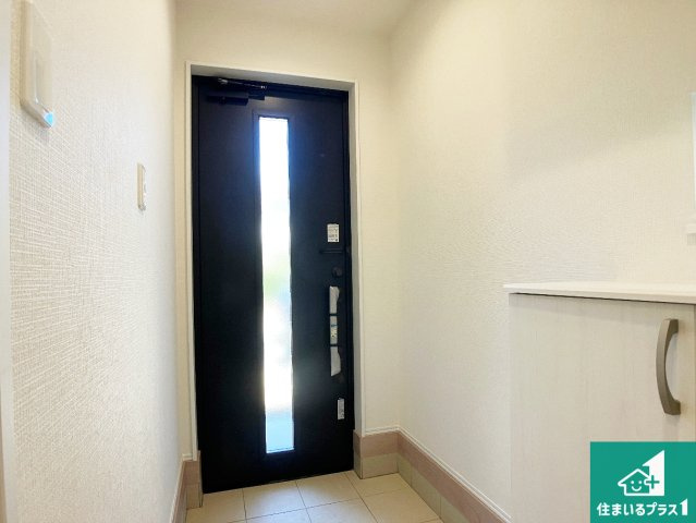 神戸市垂水区本多聞　新築一戸建ての玄関|シューズボックスにはたくさんの靴が収納できるので玄関周りはいつもスッキリ！ご家族が増えても安心！