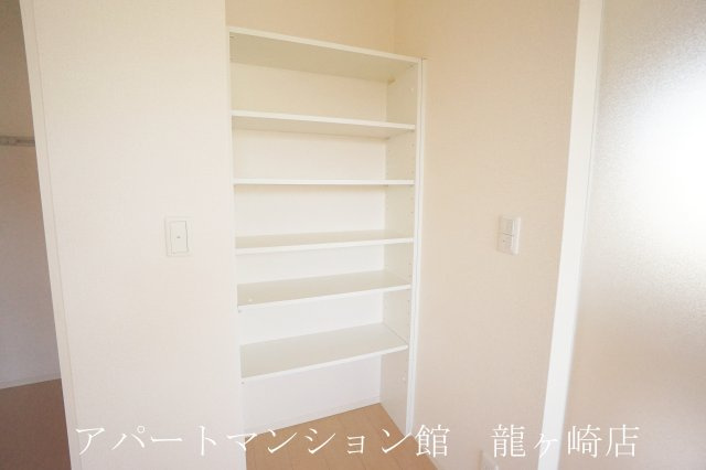 メゾン昴の内装|オシャレにディスプレイ出来る収納棚付き♪