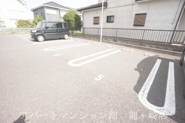 メゾン昴の駐車場