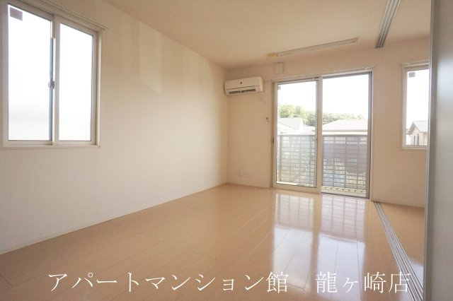 メゾン昴の居間・リビング|二面採光♪12帖のゆったりリビング♪