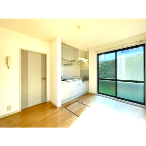 フレグランス皿山B棟の居間・リビング|【閑静な住宅街】心地よい光と風を感じる室内で快適に過ごせます♪♪