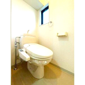 フレグランス皿山B棟のトイレ|【窓付き】トイレ（換気扇有、手洗い有）、綺麗で清潔感があります♪