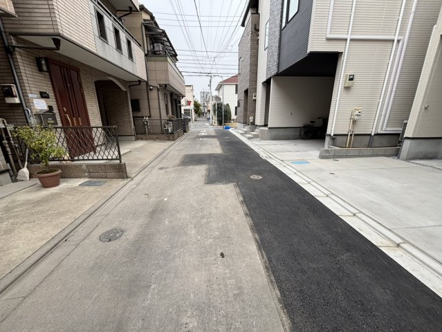 荒川区東尾久２丁目新築戸建の前面道路含む現地写真