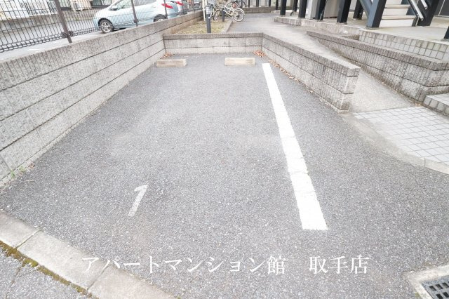 レオパレスシェソワⅣの駐車場