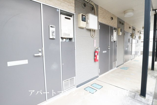 レオパレスシェソワⅣの玄関